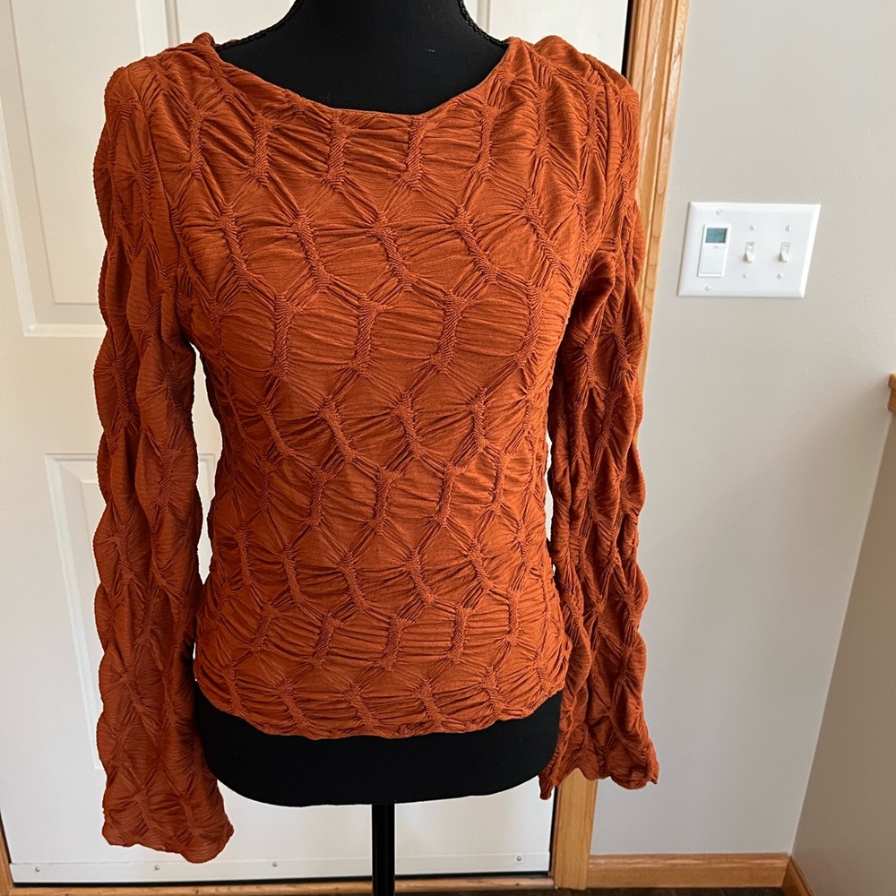 New women’s See You Monday rust pullover long sleeve texture stretchy top.Large
